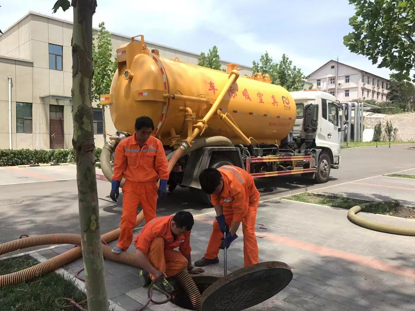 长城区管道疏通车停在窨井附近