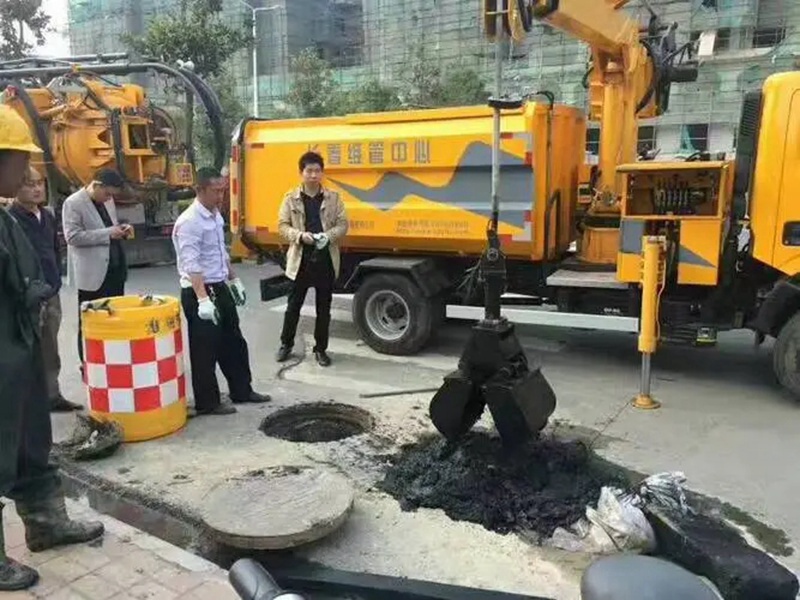 长城区街道：网格员化身“清道夫”，为民解忧疏通“堵心”化粪池