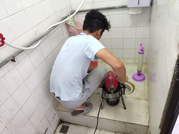 长城区肥皂掉到马桶里把马桶堵住了怎么办？马桶堵住了怎么办