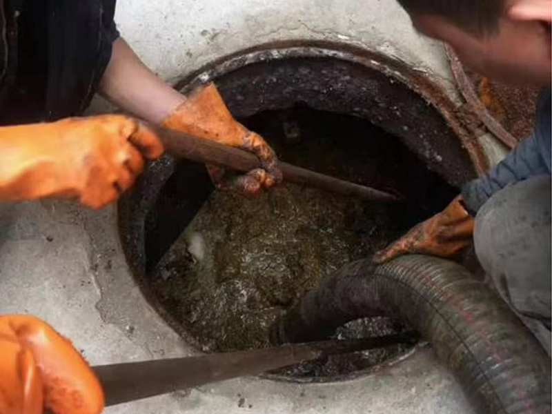 长城区清理化粪池时如何避免沼气的危害?